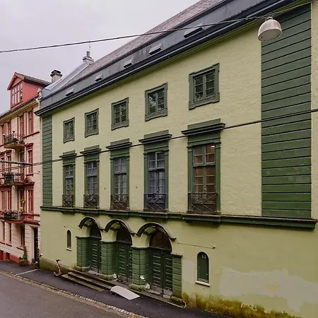 Authentic And Spacious In Centre Apartment *